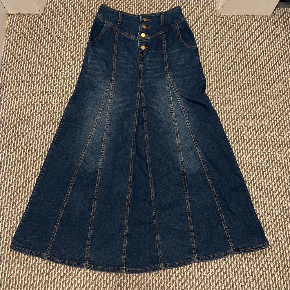 Vintage denim maxi skirt! High wait! Stretchy! Sz M